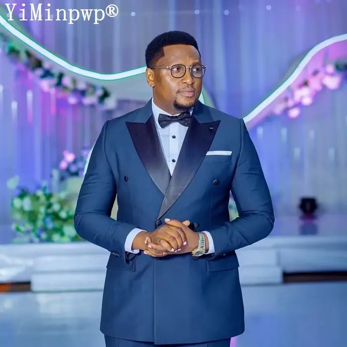 Costume homme bleu marine moderne avec revers pointu et double boutonnage pour mariage et événements formels occasions spéciales